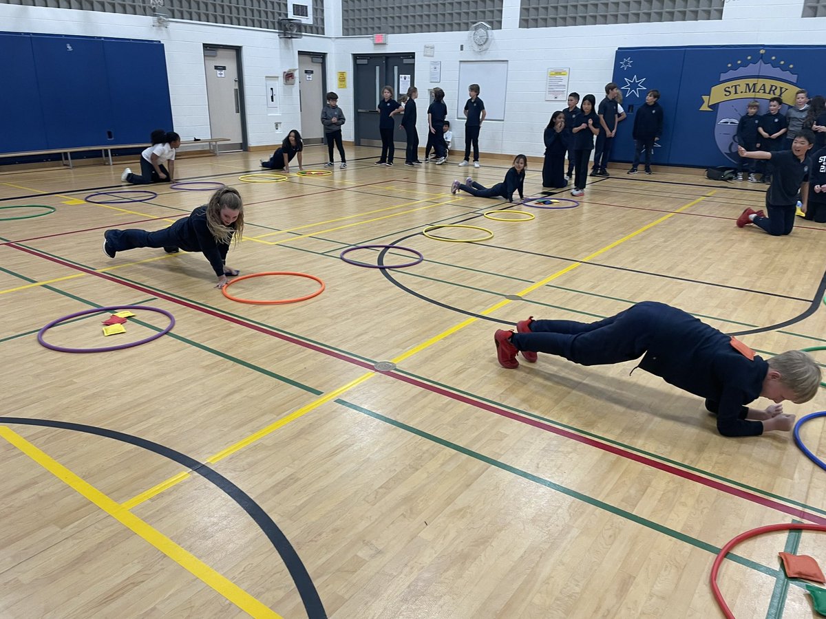 MrsMartinGr5's tweet photo. Working our core muscles during some friendly competition 😊 #plankbeanbagrace @StMaryOakville https://t.co/iSlP3U5zUn