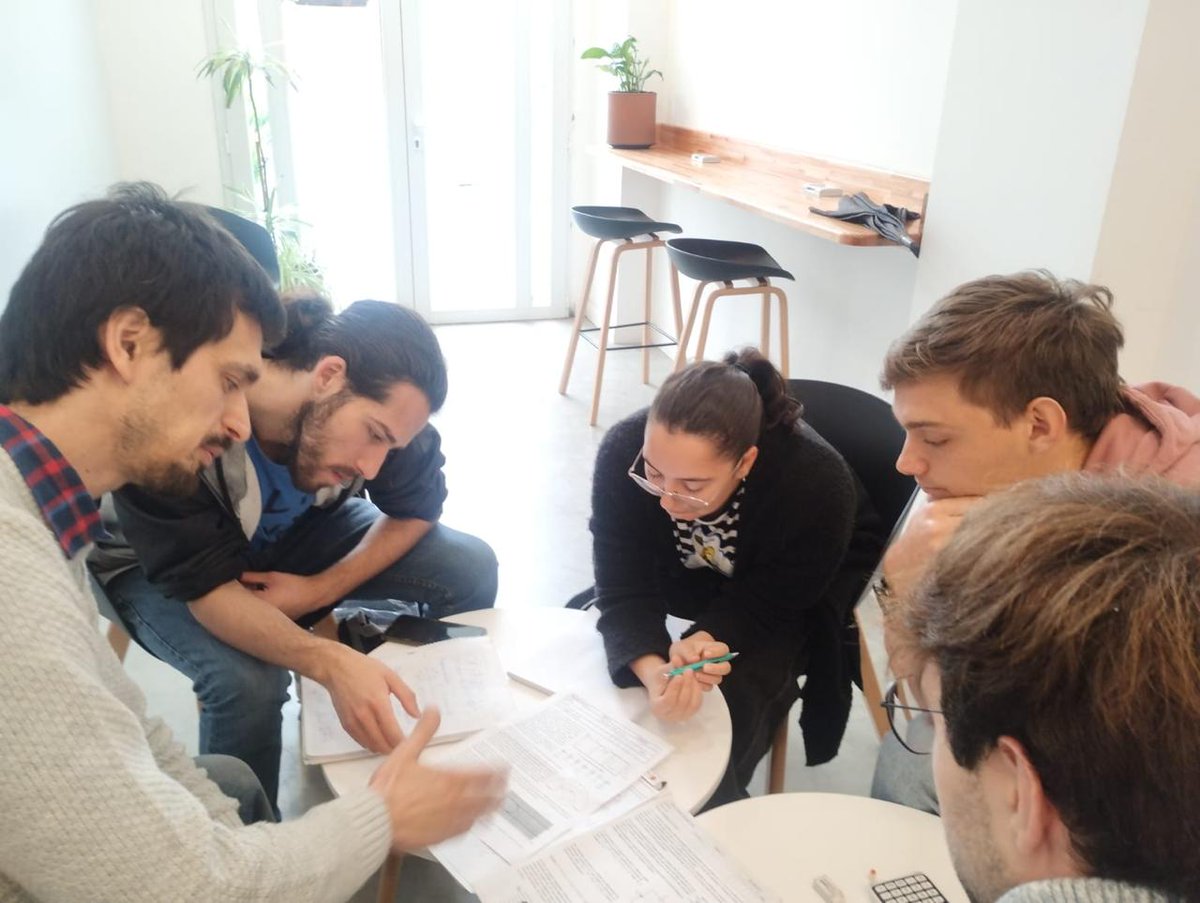 Hoy en nuestra sede tuvimos 1 clase extraordinaria y gratuita. Es una actividad de extensión p estudiantes de ingeniería 

 Alumnos de la facultad de Ingeniería,tuvieron una clases de apoyo  a cargo del Ing Lisandro Brisuela BLUME, socio e integrante de CD de nuestra institución