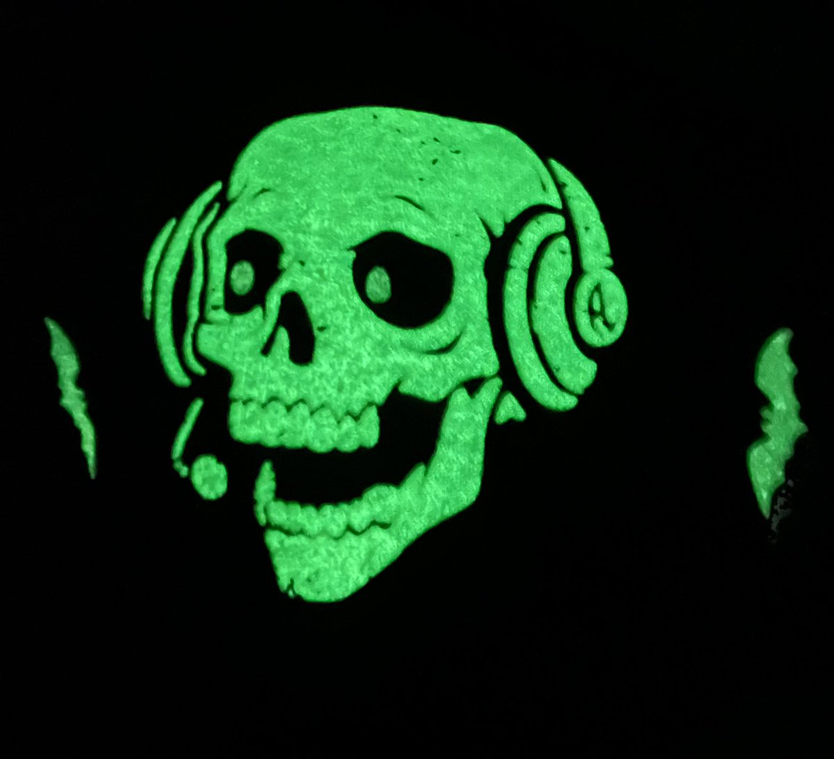 Brad_Net's tweet photo. Got my hoodie from @AstonshngLegnds just in time for Trick or Treating with the kids this weekend! Also tested the glow feature, and it really shines! The second photo is completely unedited. If you’re sleeping on this hoodie, grab it now before it’s gone! https://t.co/83NHwH3JuV