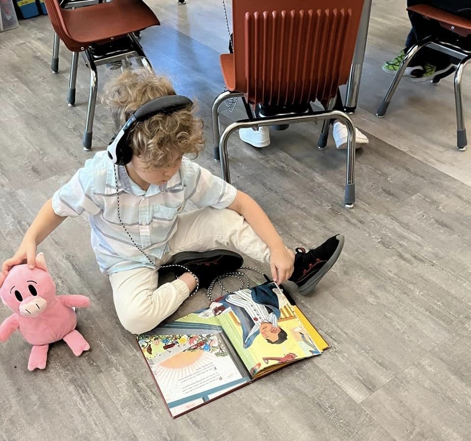 Our <a href="/yorkelemeagles/">York Elementary</a> have been excited for the Drop Everything and Read Day to finally arrive! #SPSReadtosucceed <a href="/officialSPS/">Springfield Public Schools</a>