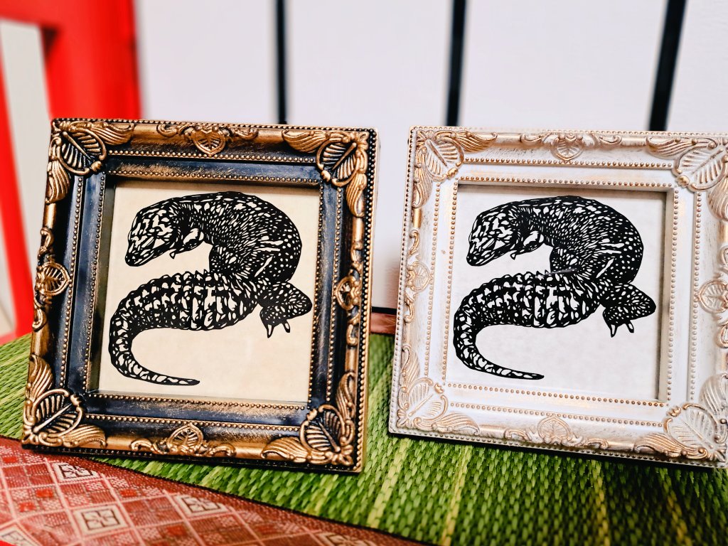 wageslavery9's tweet photo. ️🎁ゆるくプレゼント企画🎁
切り絵風アクリルスタンドを27日大阪BOから販売するので自己記念として2名様にプレゼント
️⭕️参加方法
①このポストをリポスト♻️といいね
②アカウントのフォロー
(任意)コメントに自慢のペットか生き物の写真があると嬉しい
️⭕️締切
【R6年10月26日20:00】
続く⬇
※コメントの生き物写真は社畜しめさば個人的な癒しに使われます。
送料はこちら持ちで無理やり送り付けます。
久しぶりのプレゼント企画なので是非ともどしどしご参加くださいまし～( ˙▿˙　)
#くれたま本舗