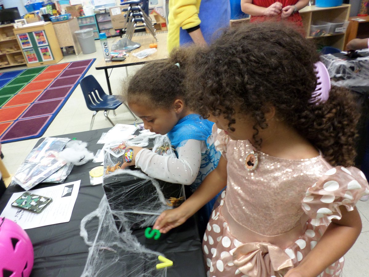 KazarStephanie's tweet photo. @HeardMixon Elementary hosted our Title 1 Night 🦇Batty for Books📚. This event had reading games, book character pumpkins crafted by classrooms, Fire Trucks, Snapping Shoals Bucket Truck rides, and dressing up as you favorite book characters. #hmesgoodtogreat #OneNewton https://t.co/xuEpR7gcUg