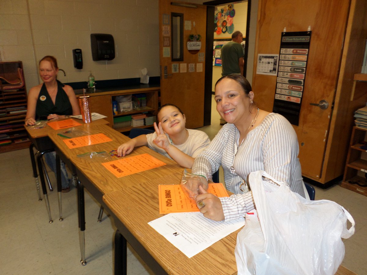 KazarStephanie's tweet photo. @HeardMixon Elementary hosted our Title 1 Night 🦇Batty for Books📚. This event had reading games, book character pumpkins crafted by classrooms, Fire Trucks, Snapping Shoals Bucket Truck rides, and dressing up as you favorite book characters. #hmesgoodtogreat #OneNewton https://t.co/xuEpR7gcUg