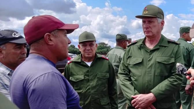 En tiempos de desafíos la unidad es esencial. Hoy <a href="/DiazCanelB/">Miguel Díaz-Canel Bermúdez</a>  y <a href="/DrRobertoMOjeda/">Dr. Roberto Morales Ojeda</a> llegaron  hasta Batabanó, en #Mayabeque , para buscar junto al pueblo soluciones a las problemáticas existentes.