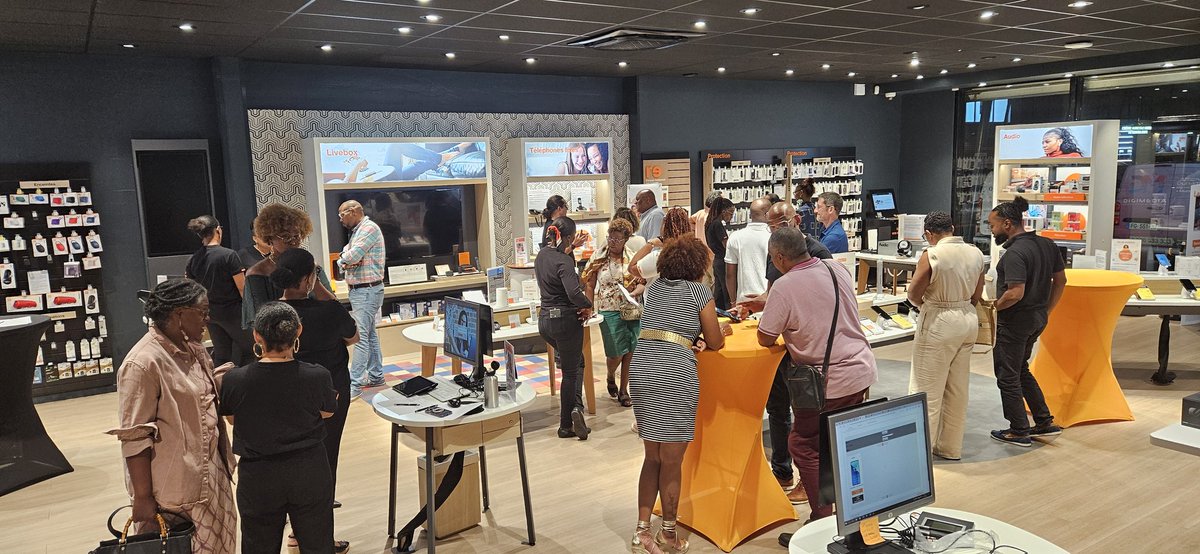 Les Pros en afterwork "Mois des Pro" boutique Orange cœur de Jarry
<a href="/Orange_AntGuy/">Orange Caraïbe</a> <a href="/MA_RAMRANI/">Marie-Agnès Ramrani</a> <a href="/CristianaCumain/">Cristiana Cumain</a>