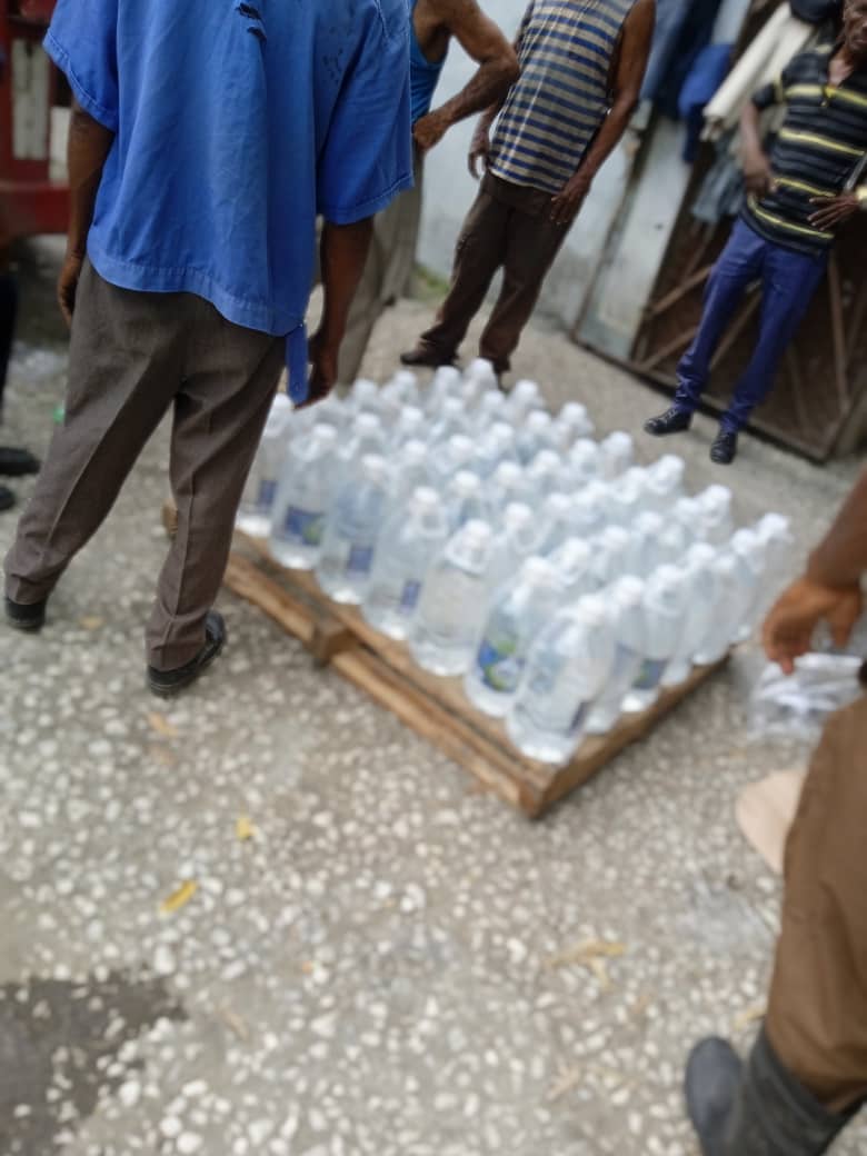 AlbertoLopezcu's tweet photo. Comienza a llegar la ayuda de las entidades de @minalcuba a las zonas más afectadas por el #HuracánOscar.
Aquí 👇👇
Aguas y refrescos Ciego Montero en almacenes listos para distribuir en los centros de evacuación y a los pobladores donde el ciclón causó los mayores daños. https://t.co/OmgJhj3k6x