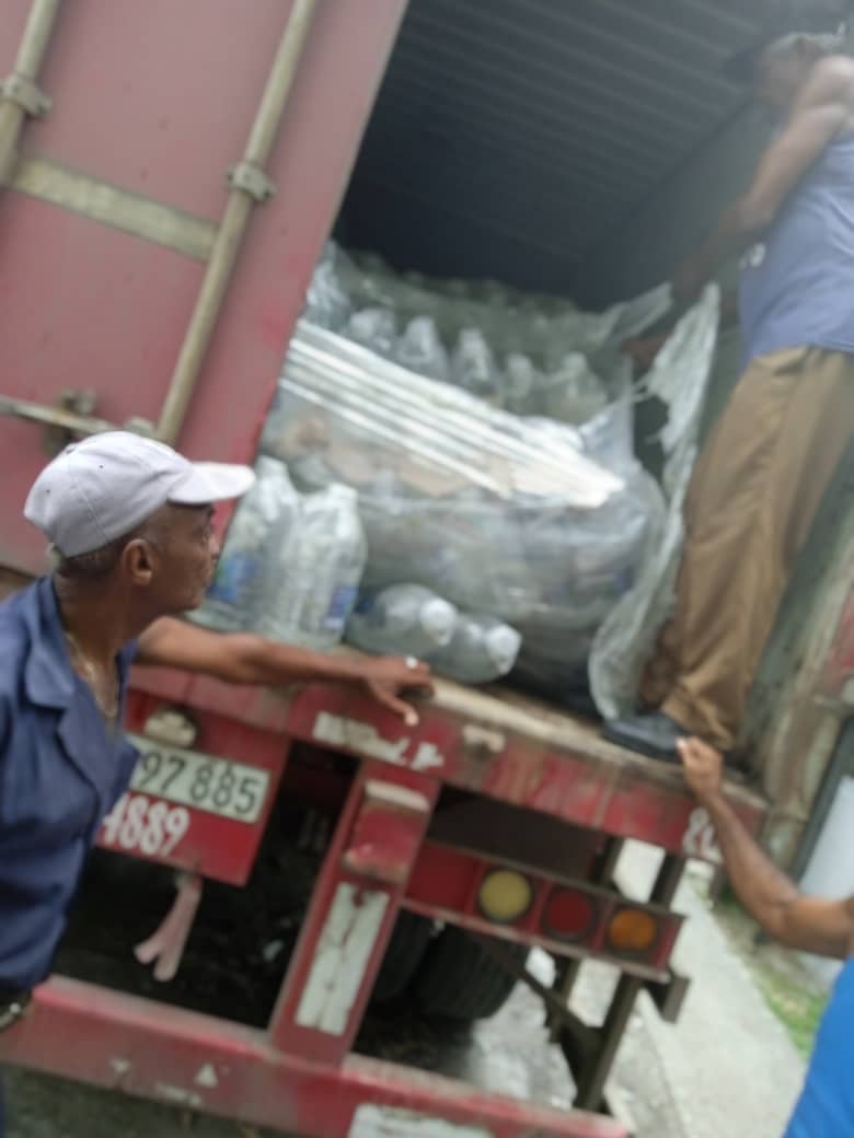 AlbertoLopezcu's tweet photo. Comienza a llegar la ayuda de las entidades de @minalcuba a las zonas más afectadas por el #HuracánOscar.
Aquí 👇👇
Aguas y refrescos Ciego Montero en almacenes listos para distribuir en los centros de evacuación y a los pobladores donde el ciclón causó los mayores daños. https://t.co/OmgJhj3k6x