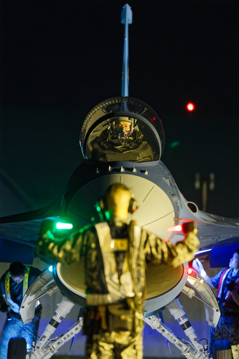 jasdf_tsuiki's tweet photo. ✈わかるかな？（＃３）✈
手前の人は、両手にライトを持って目の前のパイロットに何かを伝えているのですが、いったい何を伝えているのでしょう？
答え合わせは次回の投稿で！
#航空自衛隊
#築城基地 https://t.co/zGwws7eJFK
