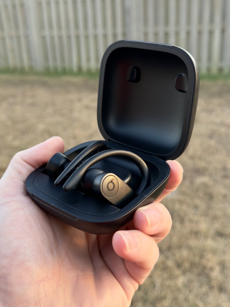 AppleSnob_'s tweet photo. It finally happened! 

Apple discontinued my Power Beats Pro.  😢 

#Apple #iPhone #iOS #iPhone16 #iPhone16ProMax #iOS18 #AppleEvent24 #PowerBeatsPro https://t.co/6XtgvumLde