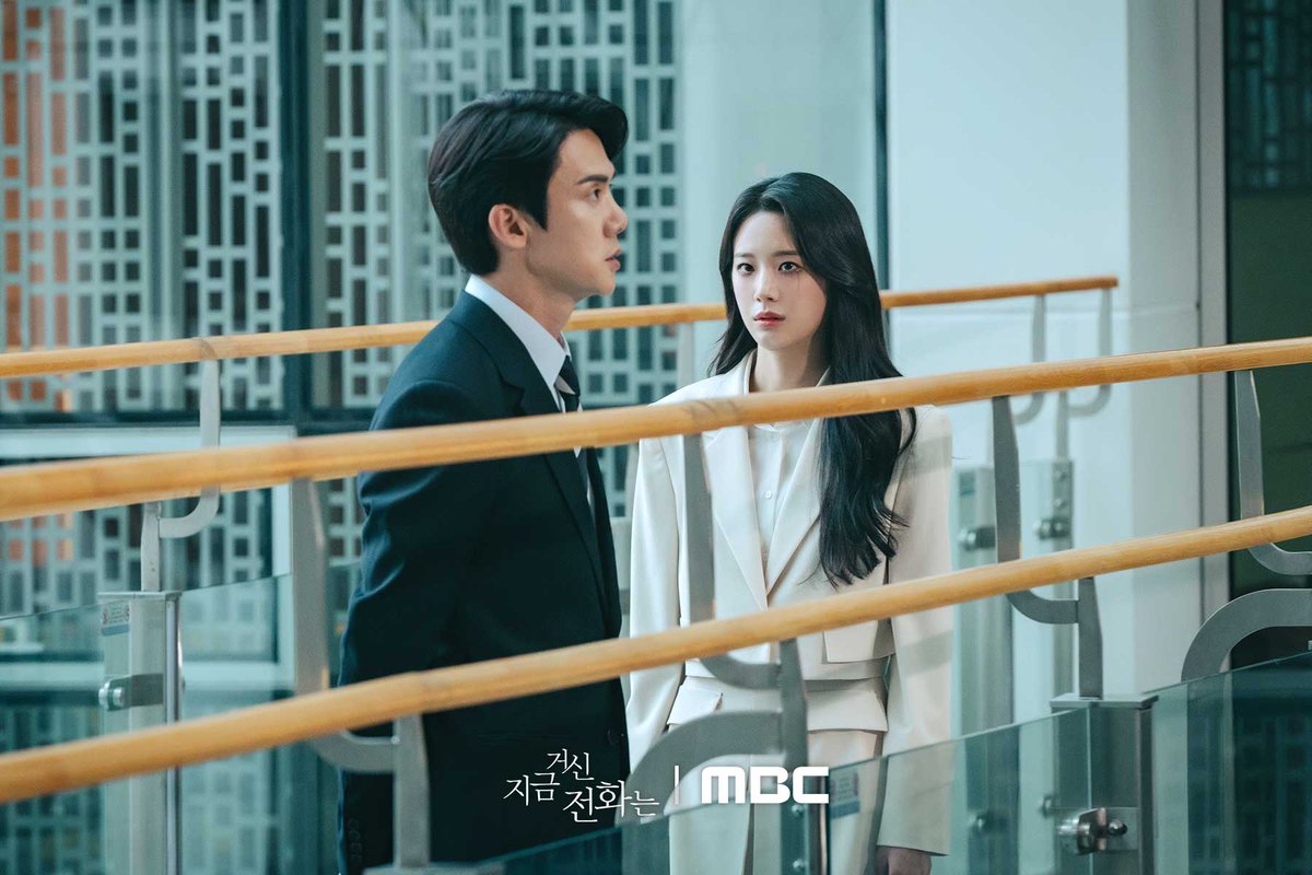 mbcdrama_pre's tweet image. 엄근진 사수 사언🧐 신입 아나운서 유리🐥
눈물 쏙 빼는 선후배 관계 (˚ ˃̣̣̥⌓˂̣̣̥ ) ‧

#지금거신전화는
11월 22일 (금) 밤 9시 50분 첫 방송❤️‍🔥

#유연석 #채수빈 #허남준 #장규리
#지금거신전화는 #지금전화 #지금거신
#WhenThePhoneRings
#mbcdrama #MBC금토드라마 #MBC