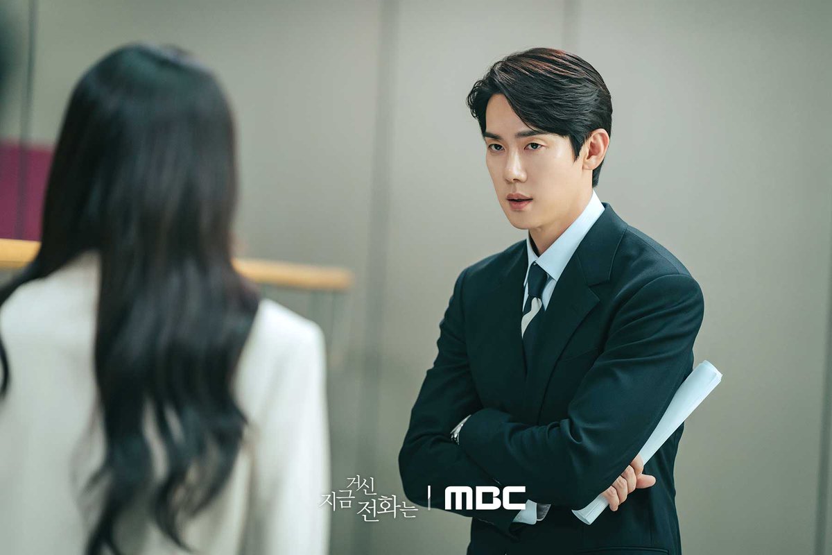 mbcdrama_pre's tweet image. 엄근진 사수 사언🧐 신입 아나운서 유리🐥
눈물 쏙 빼는 선후배 관계 (˚ ˃̣̣̥⌓˂̣̣̥ ) ‧

#지금거신전화는
11월 22일 (금) 밤 9시 50분 첫 방송❤️‍🔥

#유연석 #채수빈 #허남준 #장규리
#지금거신전화는 #지금전화 #지금거신
#WhenThePhoneRings
#mbcdrama #MBC금토드라마 #MBC