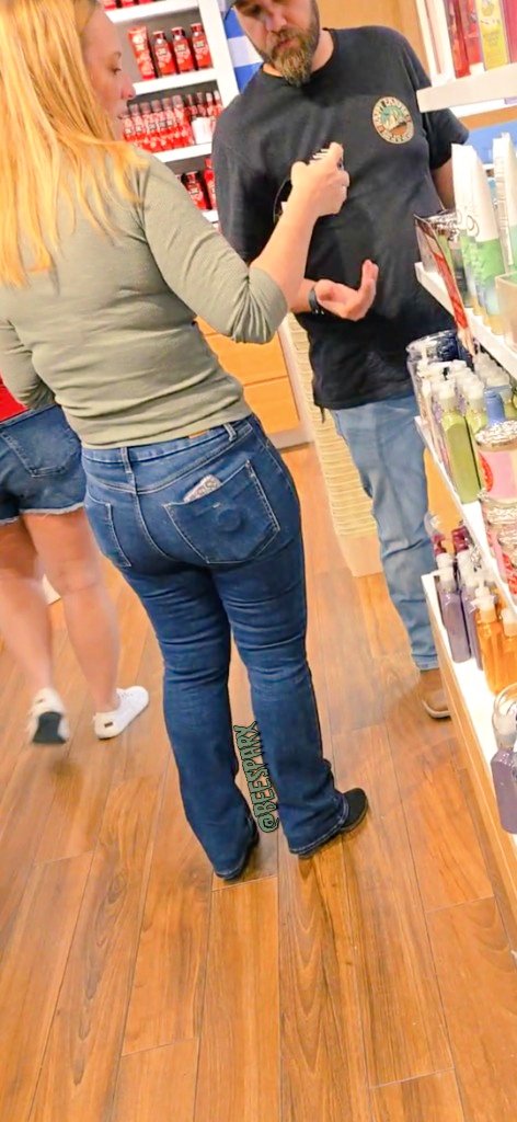 beesparx's tweet photo. OLE' BUBBA FOUND THIS STRAWBERRY BLONDE IN B&amp;BW! https://t.co/8OX9h6pffK