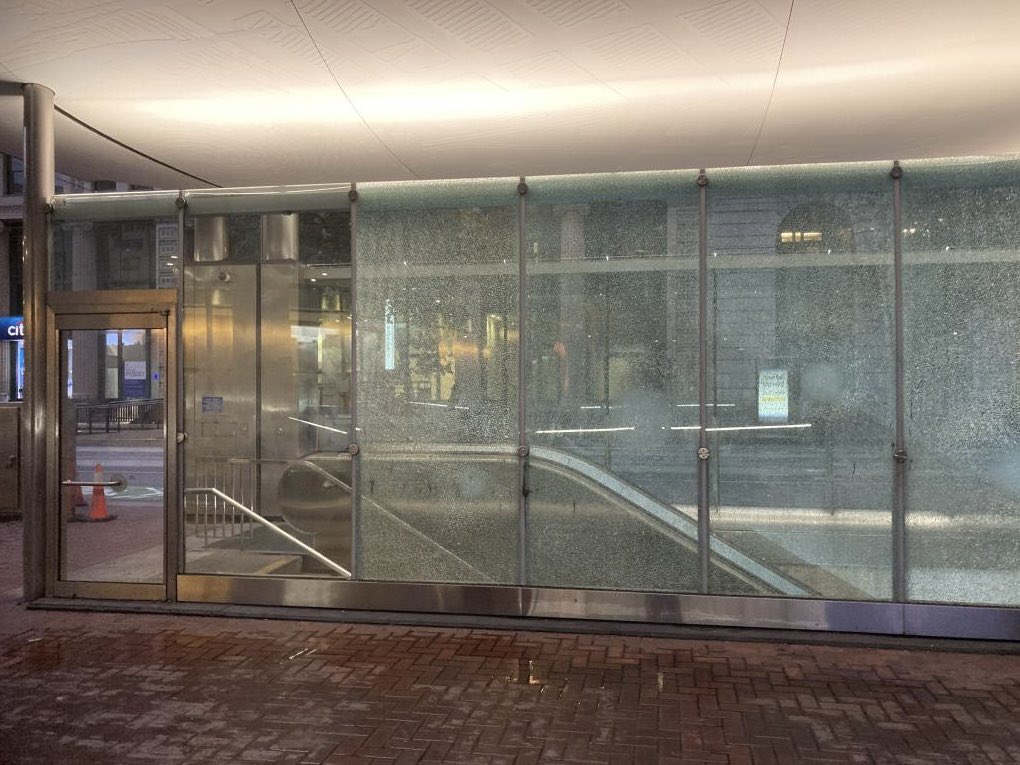 SFBART's tweet image. News: BART PD has arrested a suspect in connection with a vandalism spree that hit three downtown San Francisco stations and caused hundreds of thousands of dollars in damage.

🧵 ⬇️