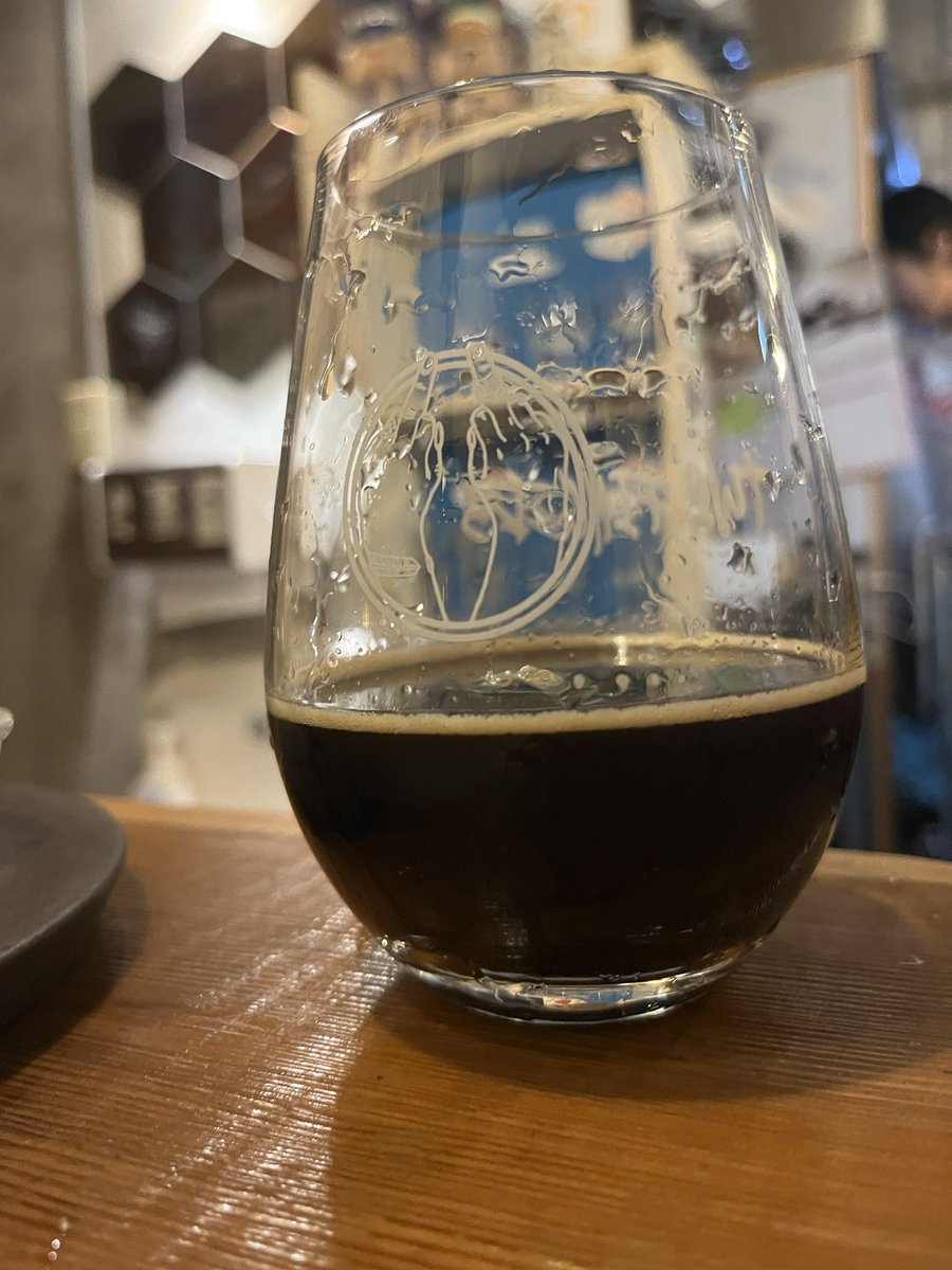 beer_telling's tweet photo. #GoodLand のTrillion$。驚異的に美味い。
ラム樽熟成スタウトとバーボン樽熟成ベルジャンクアッドをブレンド。ラム漬けバナナ、メープル、ナッツ、バニラ、ココナッツ等と熟成…贅沢!
濃厚なチョコ、粉っぽいココア、バニラ、バナナもいるし、全部包み込む甘い香りのバーボン!
#クラフトビール https://t.co/HjRTXE7RG4