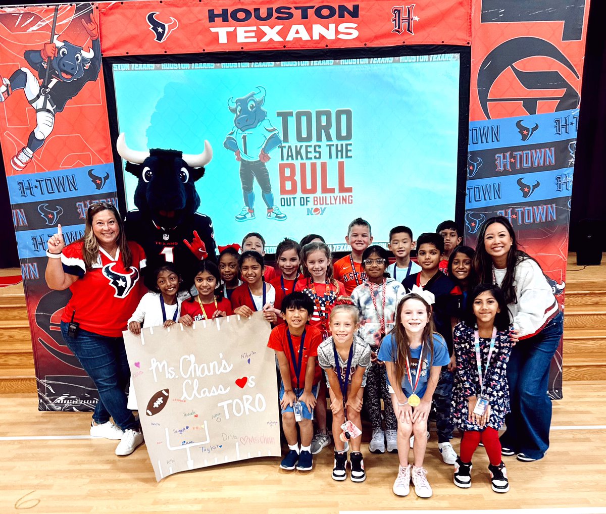 MrsBui_MJE's tweet image. •• kindness &amp;amp; inclusion matter •• Toro takes the BULL out of BULLYING!! ❤️💙 Thank you to @TexansTORO1 @HoustonTexans for coming to @MJEjags @MJEThirdGrade we loved having you teach us about speaking up against bullying 💜✨🏈