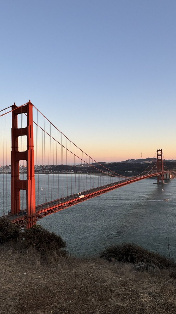 neebooon's tweet photo. Guess no one told me sunsets at Golden Gate Bridge are truly golden. #Throwback https://t.co/Vr0GMnb3z5