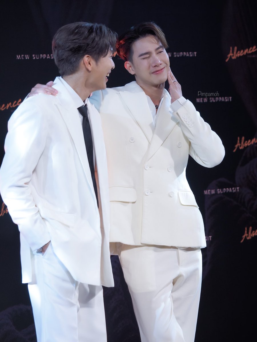 wemewemewem's tweet photo. i still giggling for this tul was so funny 😆 after crying bcs he was so moved by the proposal he let himself to posed in slay to showing off his engagement ring hahaha
well, who would blame him. He got THE MAN, he got THE LOVE, he got THE RING 💍😌
#mewtul https://t.co/ovgd4CV7Om