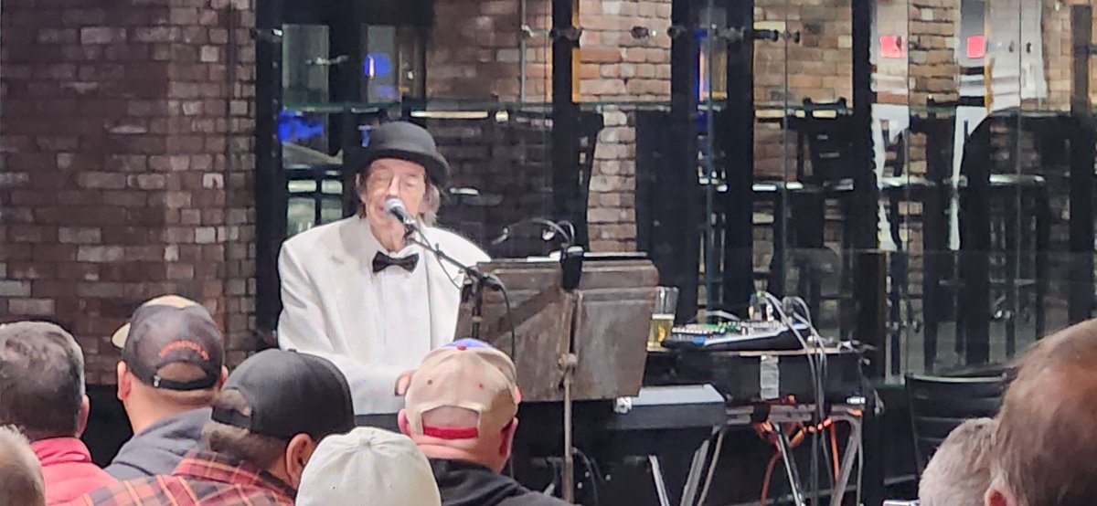 BuckStarrr's tweet photo. Dr Dirty show tonight https://t.co/sgdWcpoo0A