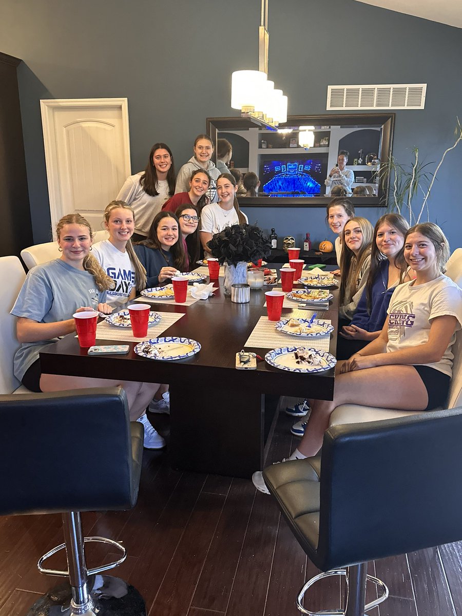 coachOBHillsVB's tweet photo. Some good food.. some fun games… and some great girls!!!! What a great group of young ladies! https://t.co/NdcFK9C6fG
