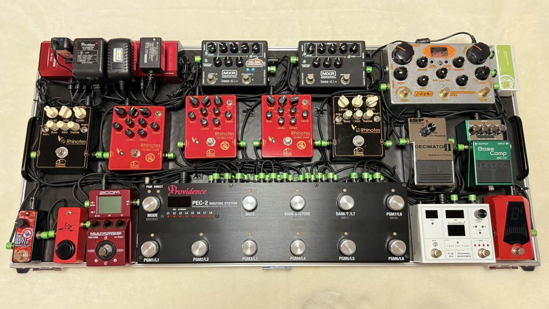 IKUOさんを追っかけて作ったボード💕
本当に良い音する！🔥

(旧IKUOさんディストーション↓)
MXR m80➕黒ノーツ💕
🟰赤ノーツよりも歪み濃度おおめ🔥

(新IKUOさんディストーション↓)
赤ノーツ
🟰歪み濃度低めオールマイティー🔥キラキラ成分付💕

大好き❤