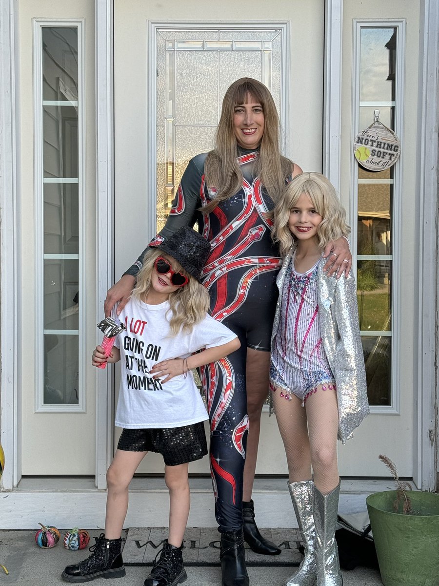 Medicine2007's tweet photo. Ready for Halloween! @taylorswift13 https://t.co/StvcH4G4LM