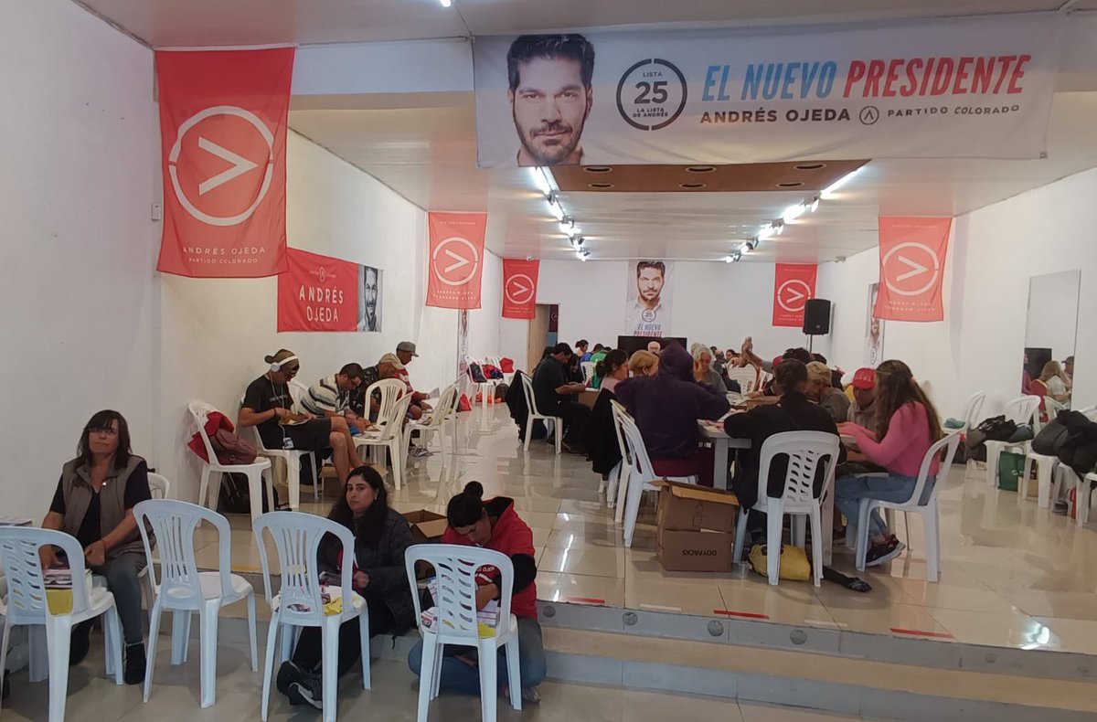 Falvezoficial's tweet photo. Así trabajó y trabajó la #Lista25 en el comité de Maldonado doblando listas. Mientras tanto bajo la lluvia la lista se sigue repartiendo. ¿Ya tienes la tuya al lado de la credencial? 

La #Lista25 es la ÚNICA que lleva a Andrés Ojeda a la Presidencia y como primer candidato al Senado. Si quieres votarlo como Presidente y Senador, asegúrate de elegir la Lista 25. #AndrésOjeda #Presidente #ÁlvezDiputado 
Pídenos la lista y te la llevamos en todo #Maldonado.

Solicitá tu lista
En todo el departamento de Maldonado: 097 083 212
En Piriápolis: 099 697 062
En San Carlos: 098 900 225