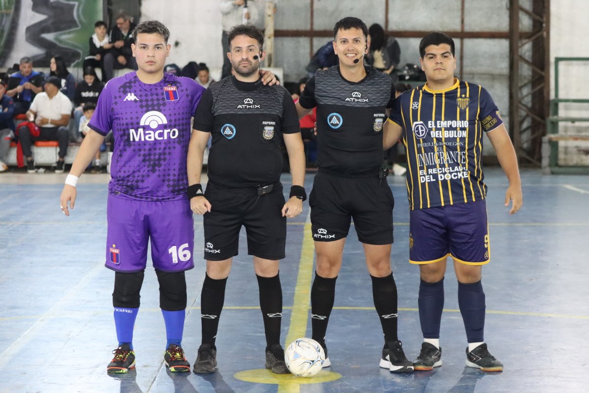 Catigre_futsal's tweet photo. #3ra | ▶️ ¡Inicio de partido!

Tigre  🆚️ Dock Sud

 #TigreFutsal 🔵🔴🔵 https://t.co/BK8W8UmoCw