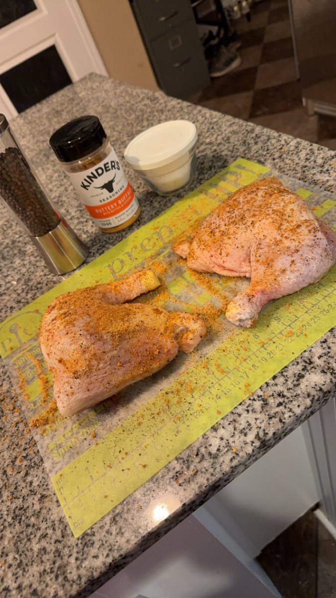 CoachCook0618's tweet photo. Chicken leg quarters in the air fryer for meal #3 today #pamperedchef https://t.co/gsVLKwb8fC