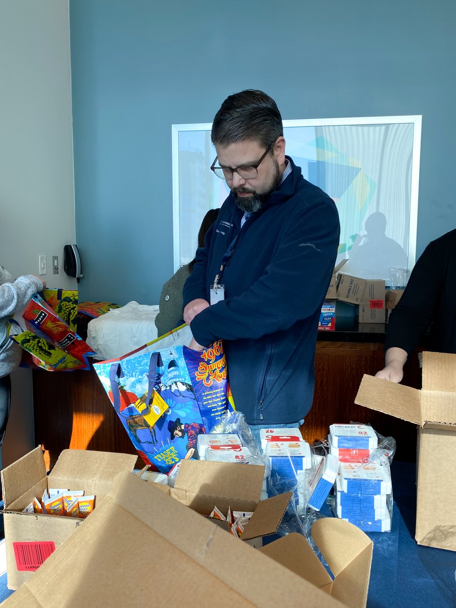 vetshelpingvets's tweet image. We are grateful to the attendees of this week&apos;s #aasaannualconference for sharing their time with us and assembling hygiene kits for veterans we serve in San Francisco! As we near the colder months, these kits will be a major help to those in need. #supportvets @aasa1org