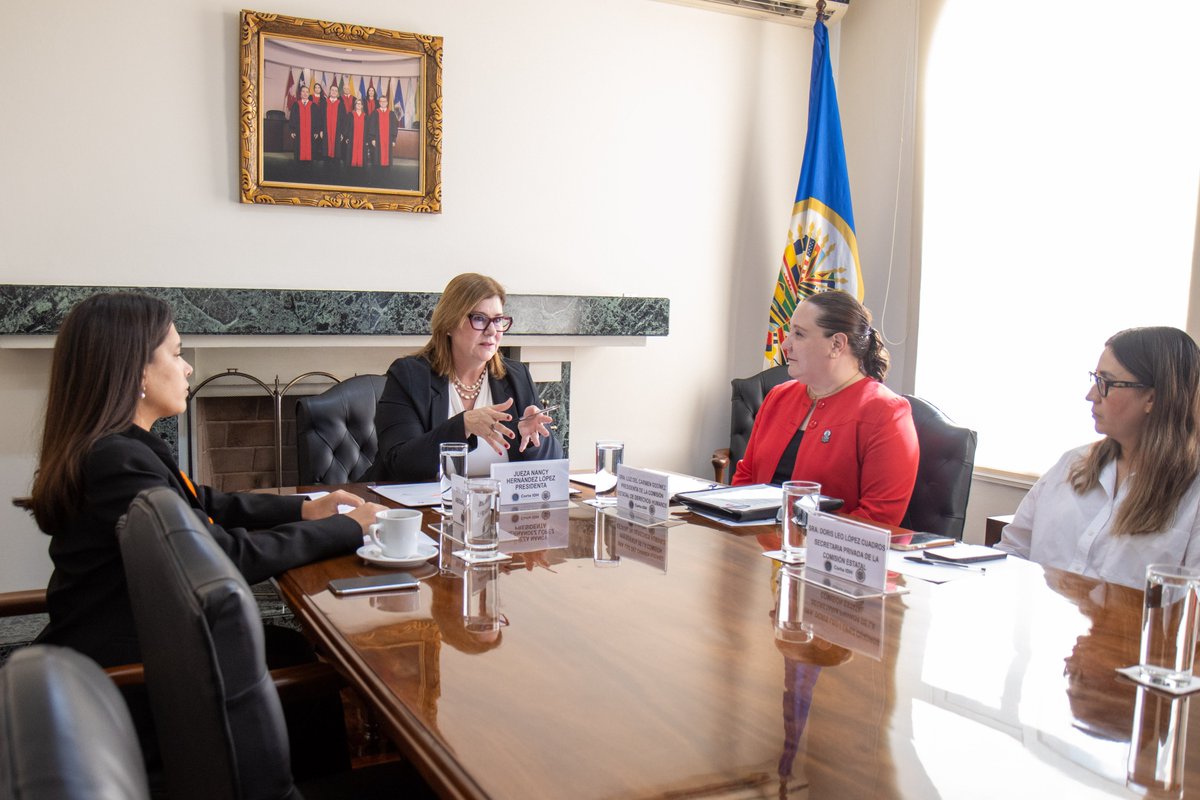 CorteIDH's tweet photo. 🤝 La Presidenta de la Corte IDH, Jueza Nancy Hernández López, se reunió con la Licda. Luz del Carmen Godínez González, Presidenta de la #ComisiónEstatalDeDerechosHumanosDeJalisco.

En la reunión participaron, por parte de la Corte IDH, la Asistente de Presidencia Milagros Mutsios, y por parte de la Comisión Estatal, la Maestra Doris Leo López Cuadros, Secretaria Privada, y el Lic. Carlos Luevanos Castañeda, Director de Comunicación Social🇲🇽.

Durante el encuentro, se firmó un convenio de cooperación para fortalecer la difusión de los instrumentos internacionales y la jurisprudencia de la Corte IDH.

#CooperaciónInternacional
#DerechosHumanos
