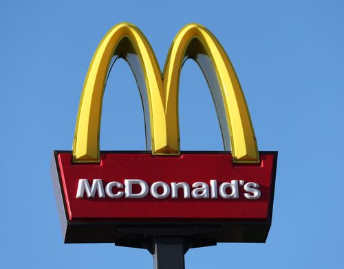 「マクドナルドの「今だけダブチ食べ美」が話題な昨今、「対抗してバーキンは仮面アメリ」|SOW＠のイラスト