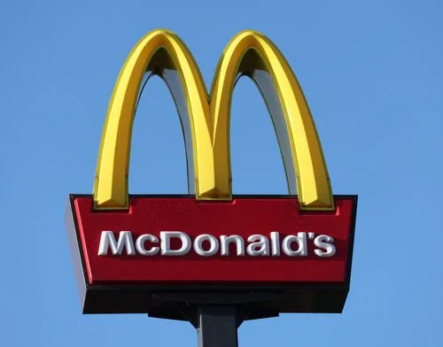 マクドナルドの「今だけダブチ食べ美」が話題な昨今、「対抗してバーキンは仮面アメリカを起用してはどうか?」という話に、「そ、それだよキミィ!」と思ってしまった。いや、ここまで直球なアメリカンハンバーガーの似合うキャラもあんまいねぇど。カラーリングも似てるしw 