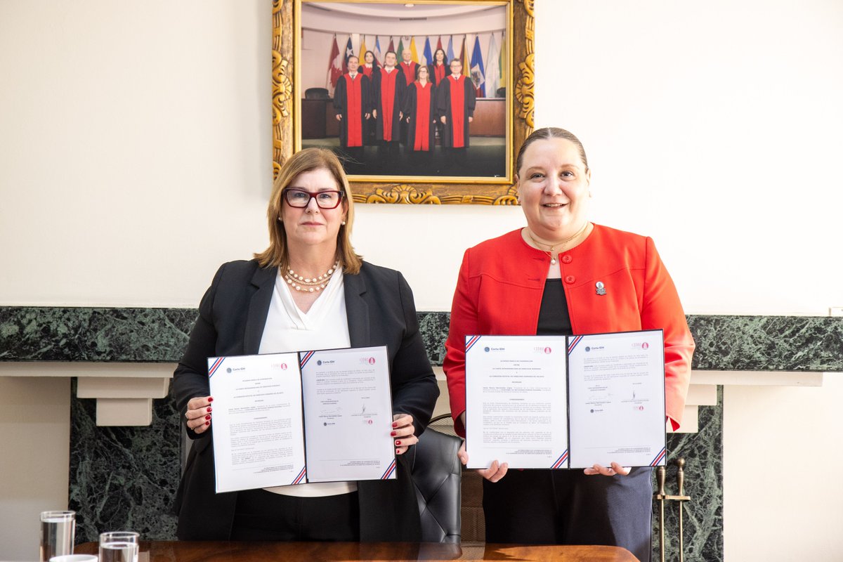 CorteIDH's tweet photo. 🤝 La Presidenta de la Corte IDH, Jueza Nancy Hernández López, se reunió con la Licda. Luz del Carmen Godínez González, Presidenta de la #ComisiónEstatalDeDerechosHumanosDeJalisco.

En la reunión participaron, por parte de la Corte IDH, la Asistente de Presidencia Milagros Mutsios, y por parte de la Comisión Estatal, la Maestra Doris Leo López Cuadros, Secretaria Privada, y el Lic. Carlos Luevanos Castañeda, Director de Comunicación Social🇲🇽.

Durante el encuentro, se firmó un convenio de cooperación para fortalecer la difusión de los instrumentos internacionales y la jurisprudencia de la Corte IDH.

#CooperaciónInternacional
#DerechosHumanos
