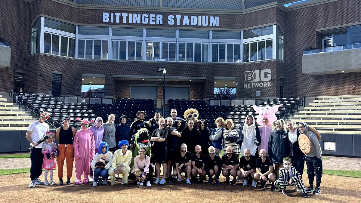 #HappyHalloween!! 👻 👾 

Celebrated with a costume scrimmage next door at Bittinger. It was a big hit. Thanks <a href="/PurdueSoftball/">Purdue Softball</a>. #BoilerUp 🥎