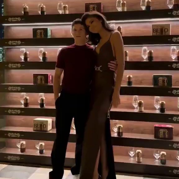 tracklist's tweet photo. PAIS! Zendaya e Tom Holland juntos em um evento em Nova York ❤️ https://t.co/U8ayA0EF8k