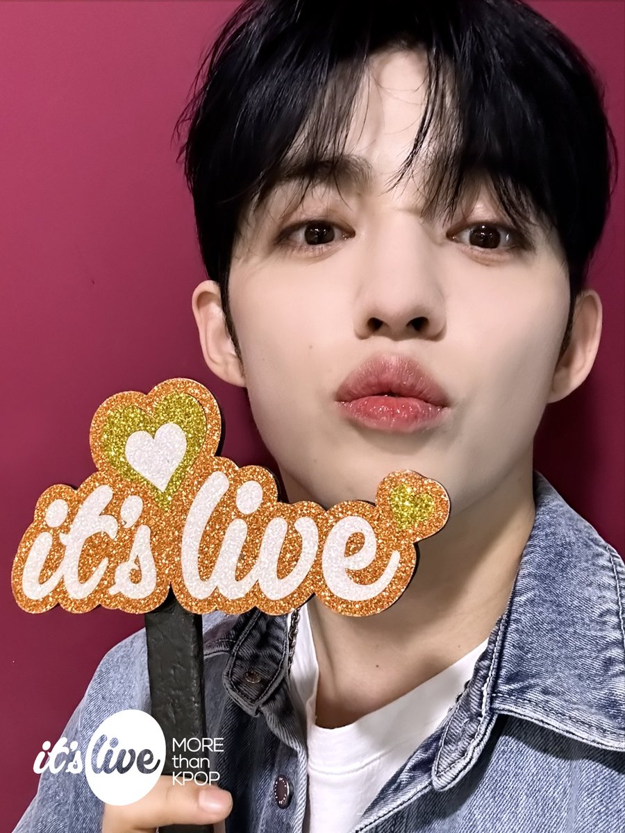 Snapped my signature pose during the it's Live selfie! Of course, I had to go with my favorite—pursing my lips. CARAT, you’ve seen me do this countless times, and it never gets old.