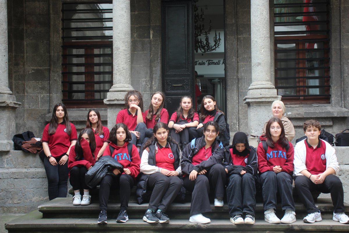 Şehit Ünal BIçakçı Mesleki ve Teknik Anadolu Lisesi Resim Klübü T.C. Kültür ve Turizm Bakanlığı'na bağlı Trabzon Güzel Sanatlar Galerisi'ni ziyaret etti. <a href="/trabzonmem/">Trabzon İl Milli Eğitim Müdürlüğü</a> <a href="/ortahisar/">özgür ortahisar</a>.milliegitim @cemilkarakas61 @ogenc2023  #trabzon #millieğitimbakanlığı  #meslekieğitim  #resimklübü