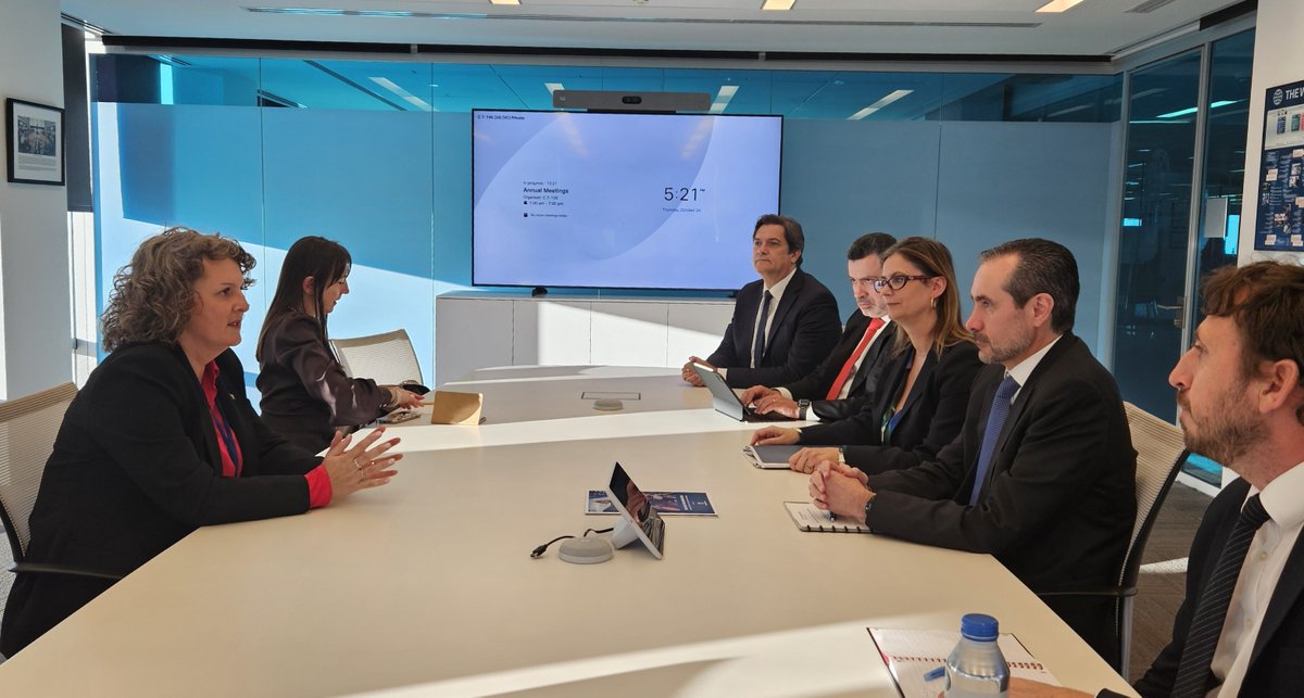 Familiar_BM's tweet photo. I was delighted to welcome The Central Bank of 🇧🇦Bosnia to the @WorldBank Treasury offices during 2024 Annual Meetings.
Ms. Jasmina Selimovic and I discussed the progress made in our cooperation and how to improve our support for the country.
#WBMeetings https://t.co/8YD8yE6nkI