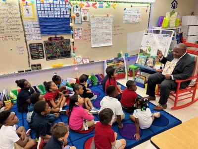 JB_Elite16's tweet photo. Thank you Dr. Toomer for sharing the love of reading with the students at Wilton Manors Elementary. #ReadfortheRecord2024 @browardschools @BCPSCentral #browardreads #OneBroward https://t.co/R8pO2hdVou