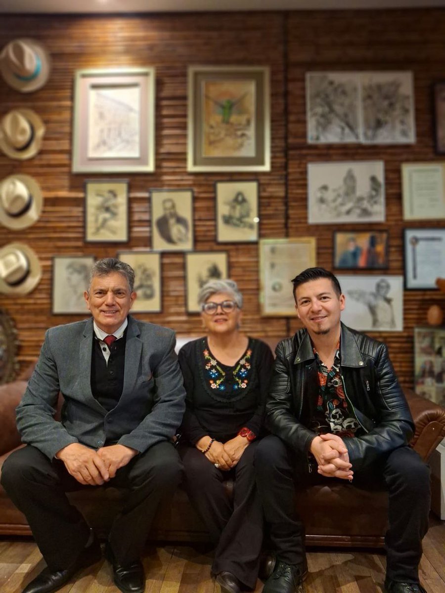 GerardoMac52012's tweet photo. 🔵 #ARTE, CULTURA Y MÚSICA l 🎭
Es un honor entregar el retrato de #VíctorJara, pintado por el Maestro #JulioBlanco, al Artista chileno #PabloCid, quién visita nuestra ciudad como invitado por la Universidad de Cuenca para brindar sus conocimientos....
▶️ https://t.co/OTM24xxWxO https://t.co/BY9Vc3t1p8