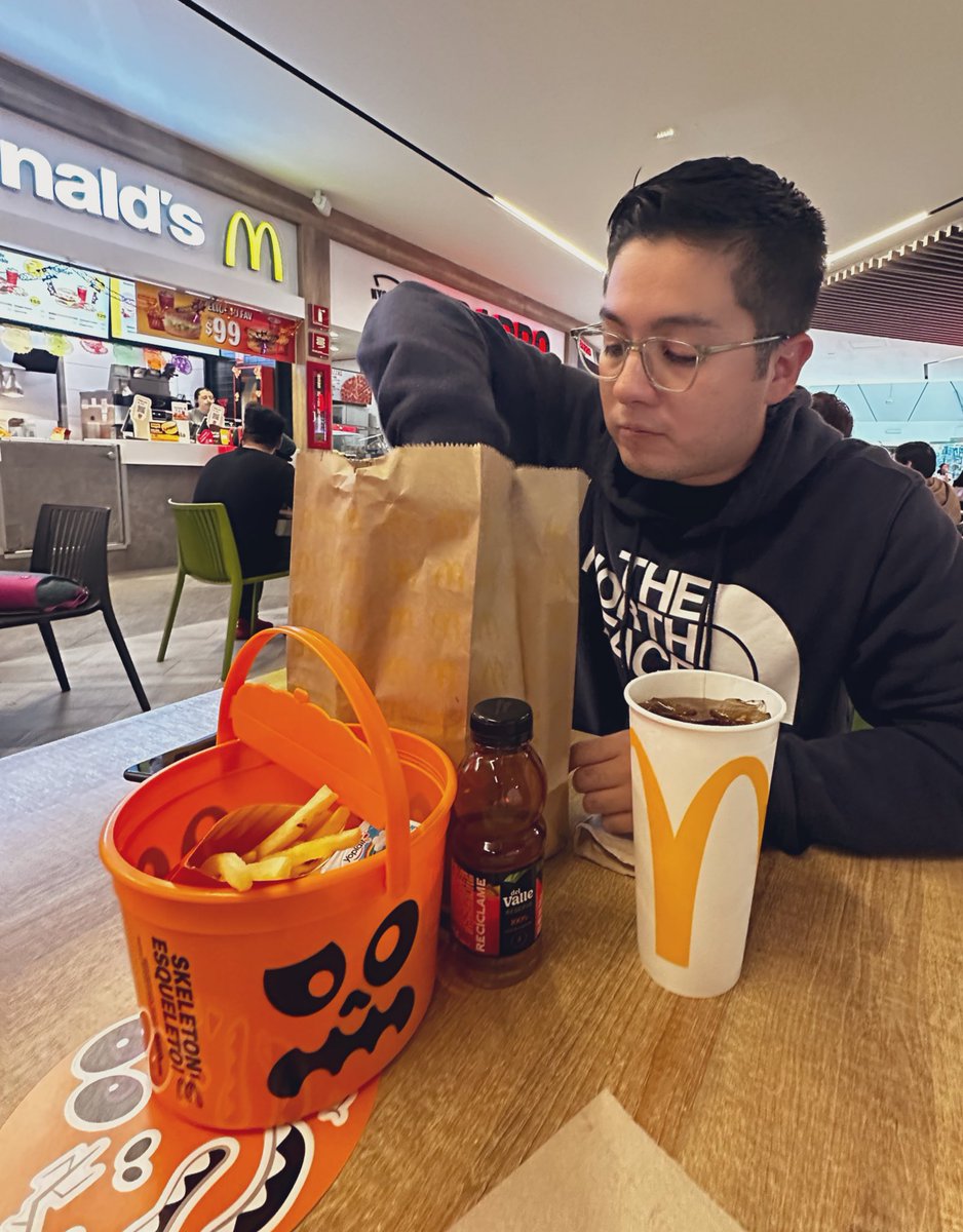 lari_katarinke's tweet photo. ¡¡Feliz cumpleaños mi bombón de chocolate blanco con coco!!! 🤍👻

Eres lo mejor del mundo, te amoooo 🤍♥️ y te admiro profundamente como esposo y como militar, estoy muy orgullosa de ti 🤍♥️ https://t.co/Ymsofq3k3A