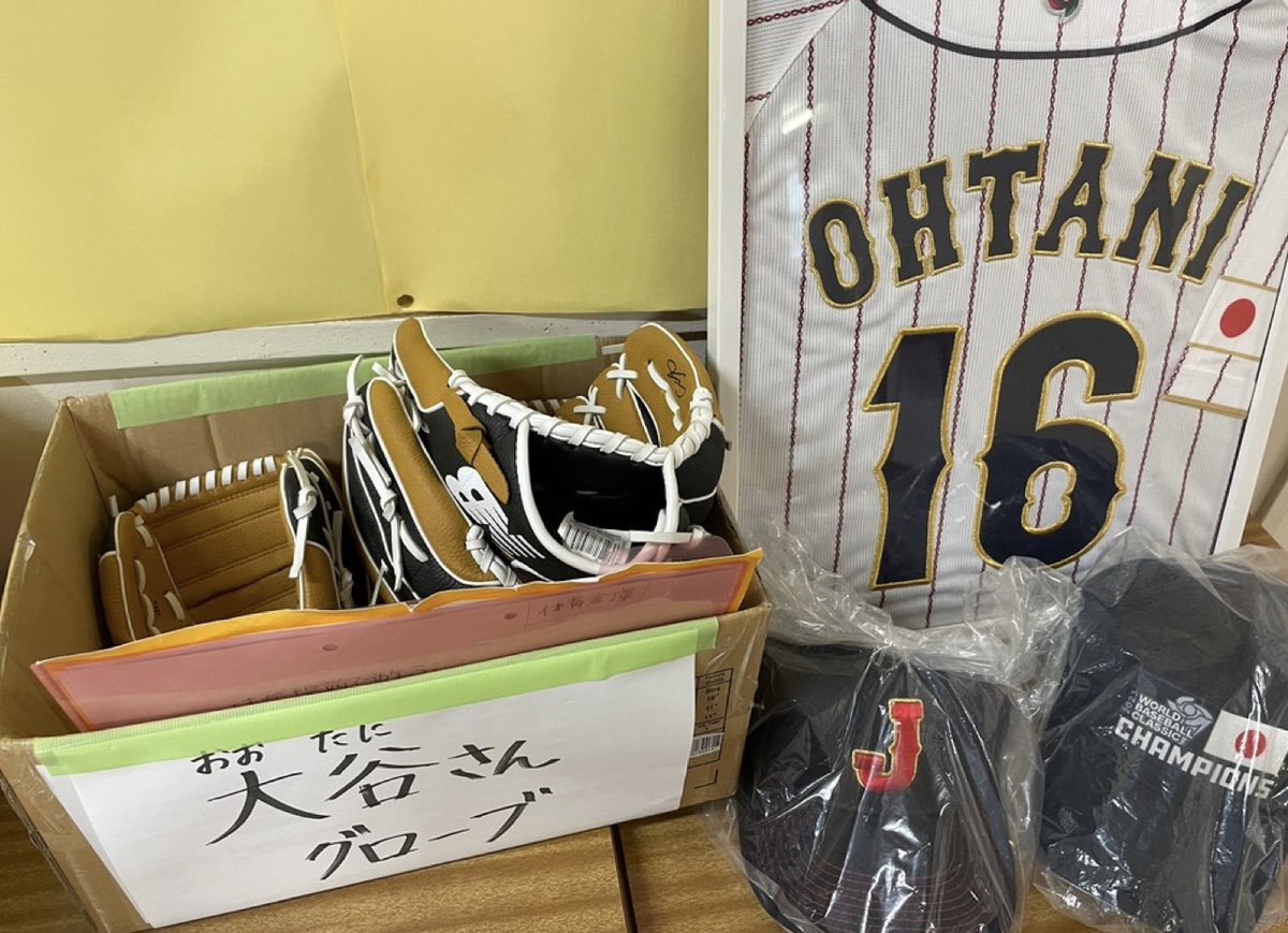 mlb_yochi's tweet photo. 今日は授業参観
大谷さんグローブの台にまたグッズが増えたと聞いたので撮影してくる
なお、前回↓ https://t.co/GpPIt3Bb3X