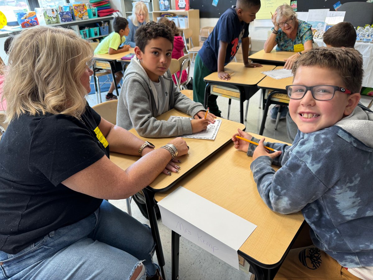 MTL_CS_Depetris's tweet photo. Our Fall Grandpal visit!❤️
#ThirdGradeThinkers
#CSTogetherIsBetter
#YearOfHope https://t.co/2TnGVNa6TW