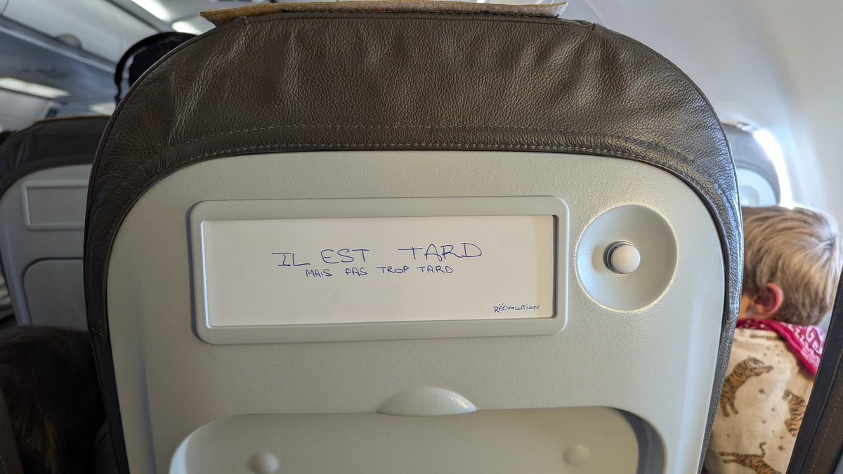 lesdoigtsbleus's tweet photo. "Il est tard
mais pas trop tard"

La #réévolution continue dans les airs! https://t.co/RmAc7coUiV