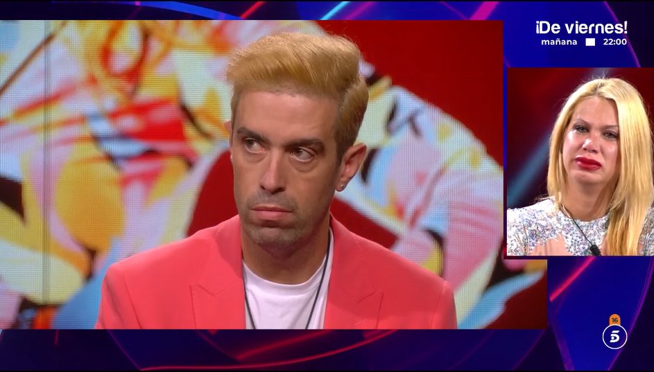 ghoficial's tweet photo. Jorge: "Vanessa di, ¿Javi continua o abandona"
Vanessa: "Javi abandona"
Javier: "Abandono" #GHGala8 #GH24O https://t.co/xrOpwk87b7