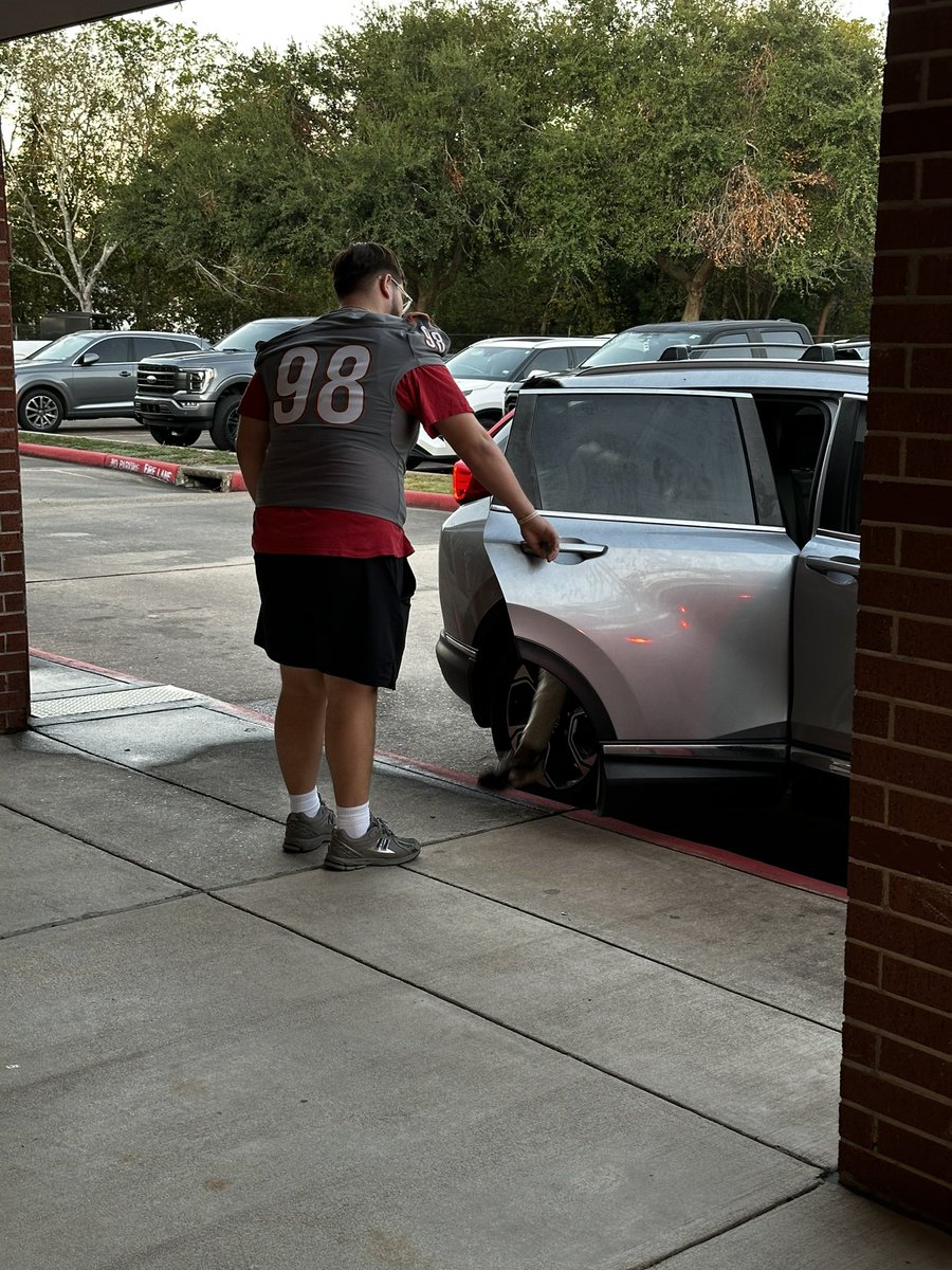 DJJG11's tweet photo. Thank you @PassmoreElem for allowing our @AlvinAthletics athletes to come and open car doors this AM! Always a great time! #JPND 

@AlvinJacketVB 
@alvin_jacketfb 
@AlvjacketGolf 
@Alvin_Cheer 
@AlvinISD https://t.co/JJfKSgAAnm