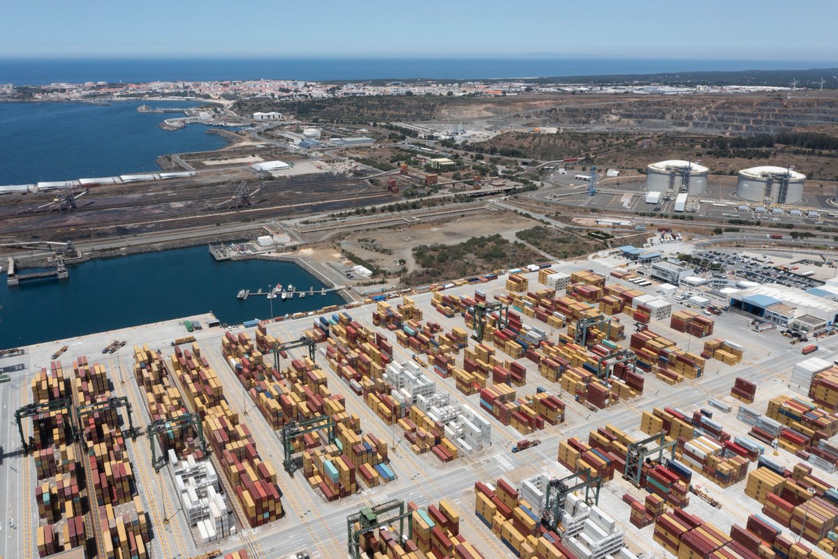 Sines lidera crescimento portuário nacional com 3,3 milhões de toneladas

O Porto de Sines continua a destacar-se no panorama portuário nacional, sendo apontado como o grande responsável pelo crescimento na movimentação de carga no país.

portosdeportugal.pt/detail.php?nID…