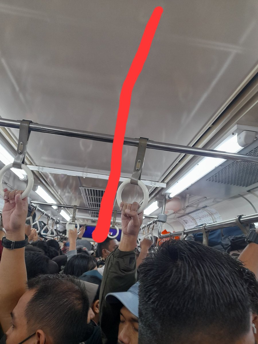 dfitrianto's tweet image. Dear @CommuterLine 
Mohon baris tengah ini dibuatlah pegangan penumpang berdiri. Susah sekali pegangan kl pas berdiri disini.

Best Regards