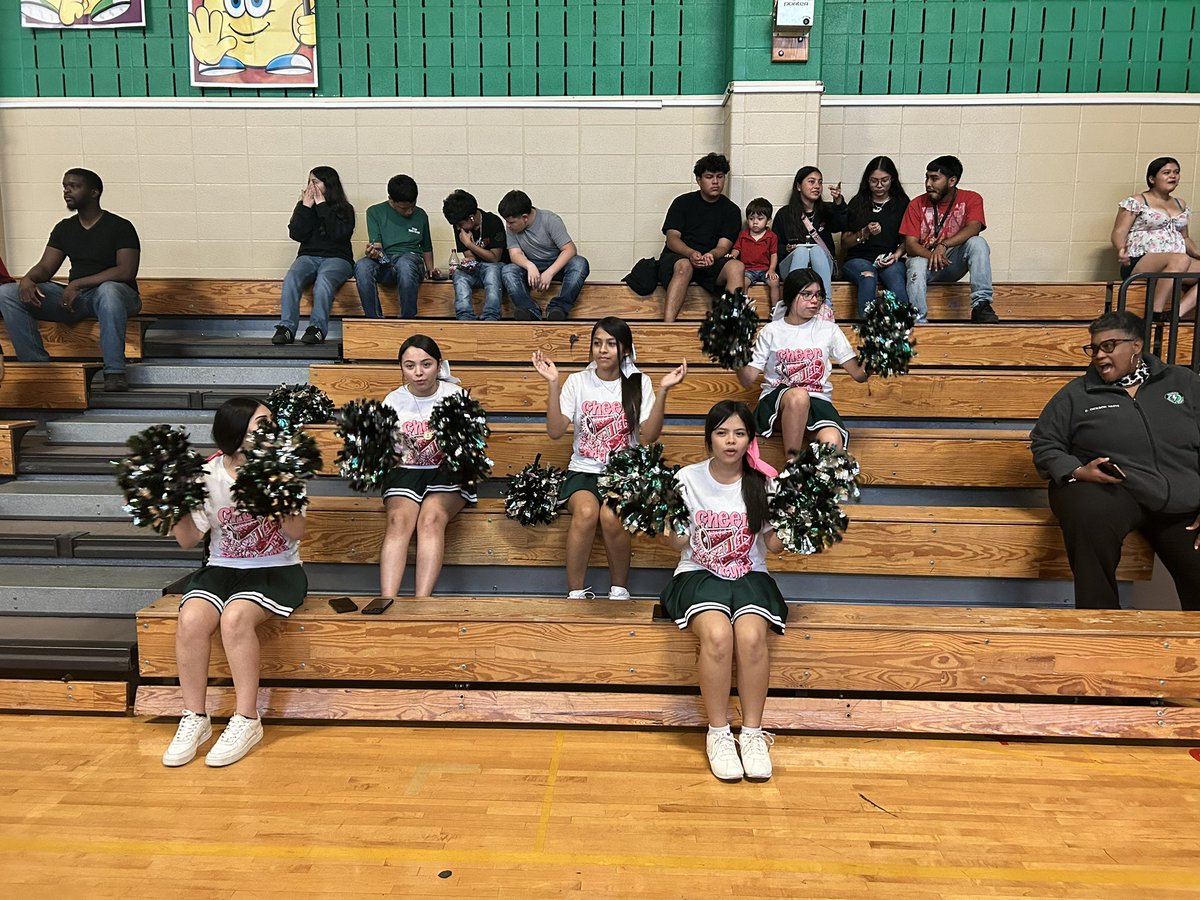 MyronStarrClark's tweet photo. Volleyball is live and well @edison_school  Shout to the players, coaches, cheerleaders,  and all of the support who left it all out in the court today!! 🏐@donawhi @MrGuzmanHISD @HISDCentral https://t.co/trwaqDvJRH