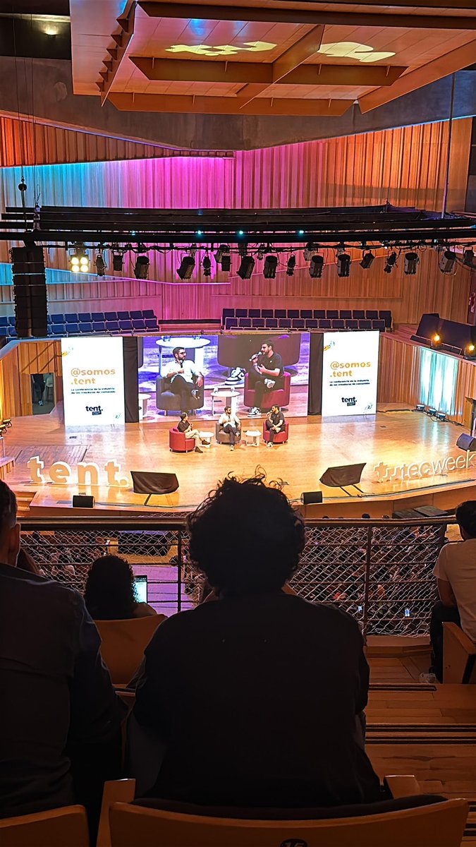cmdeluzu's tweet photo. nadie en la sala sabía que yo era @cmdeluzu #TentCreatorSummit https://t.co/JejiY2YQBC